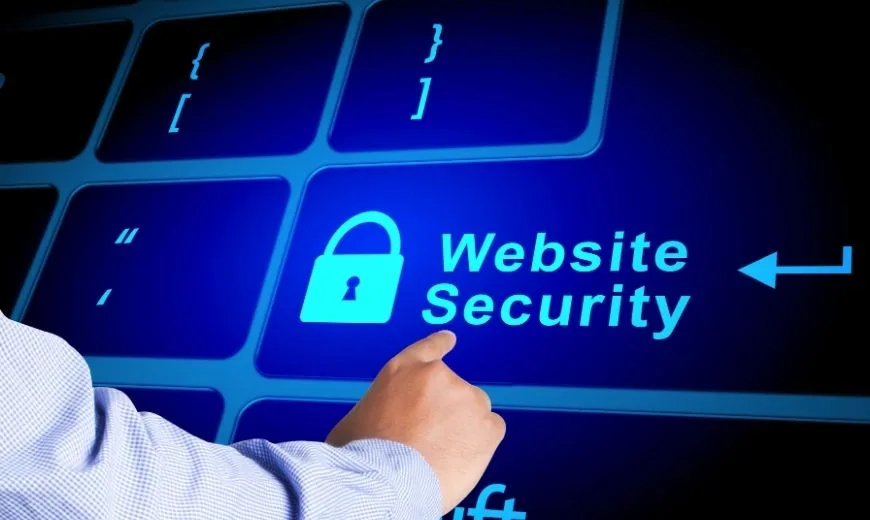 Dedos presionando una tecla de ordenador con el texto ‘Website Security’ y un ícono de candado, representando la importancia de la seguridad web para negocios.
